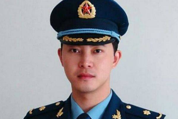 首先是陈强,陈强也是军人出身,他可是娱乐圈里面的老演员了,曾经出演