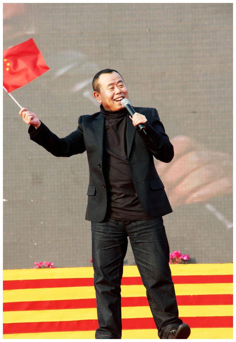 潘长江穿皮衣走机场背着皮包轻松潇洒62岁还这么潮