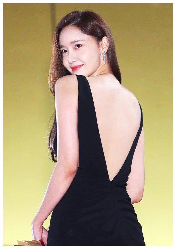 原来这条裙子的大招在后面,礼裙后面有深v设计,几乎露出了林允儿的