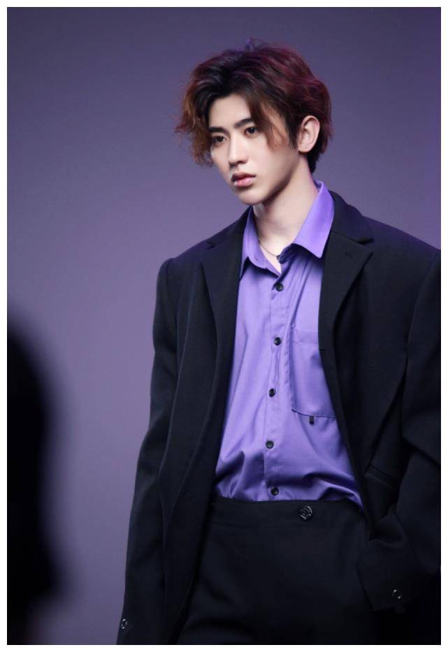 蔡徐坤上半身穿着两件衣服. 外面的这是西装,颜色是黑色的.