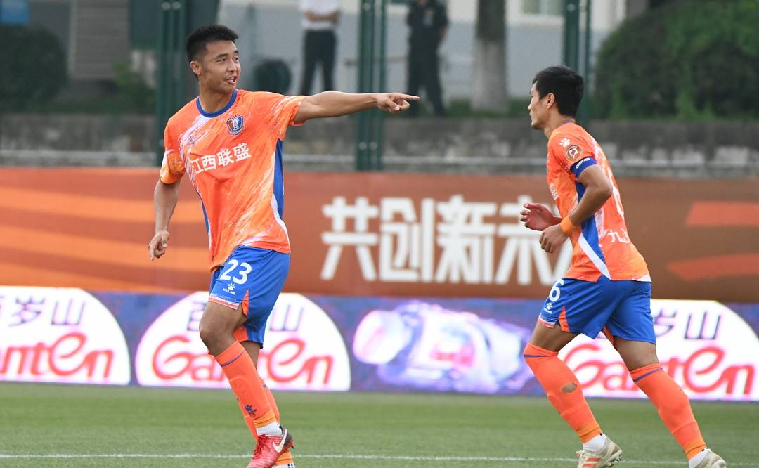 6月21日,青岛海牛队的胡明(中)选手和江西省北大门队的苏完(阿布瑞梅