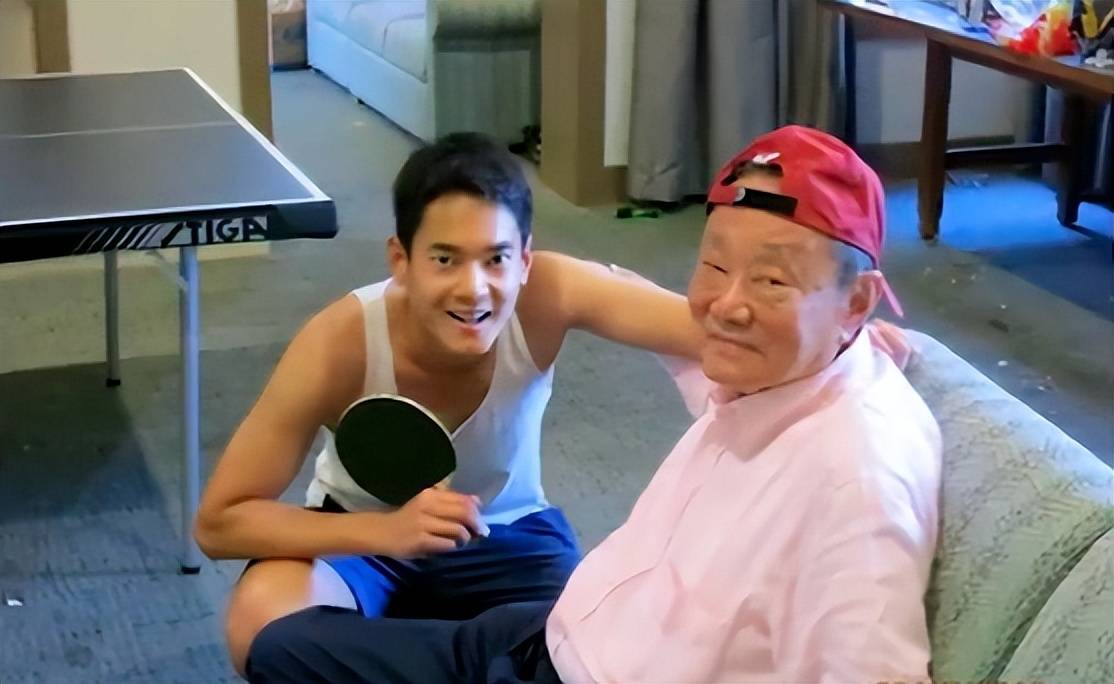 郭孔华与郭鹤年大学毕业后,郭孔华并没有在集团