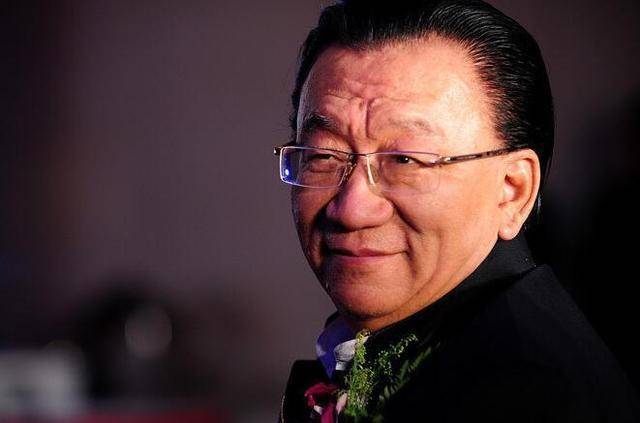 侯耀华近照曝光,花裤子大金表,打扮十分时尚潮流尽显年轻时髦_文艺舞