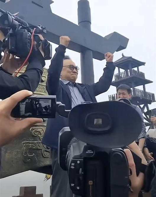 原创76岁老戏骨鲍国安罕有现身亲自登曹操战船当众吟唱短歌行