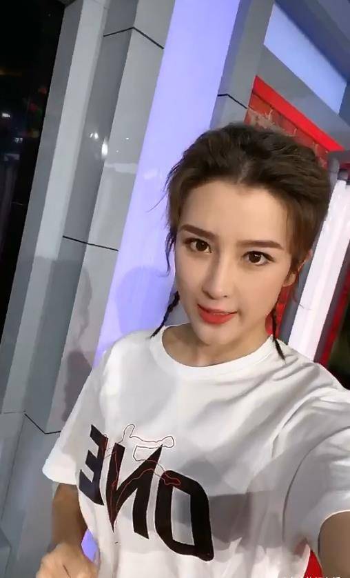 不受家暴事件影响张培萌妻子播报体育赛事颜值超高气色好