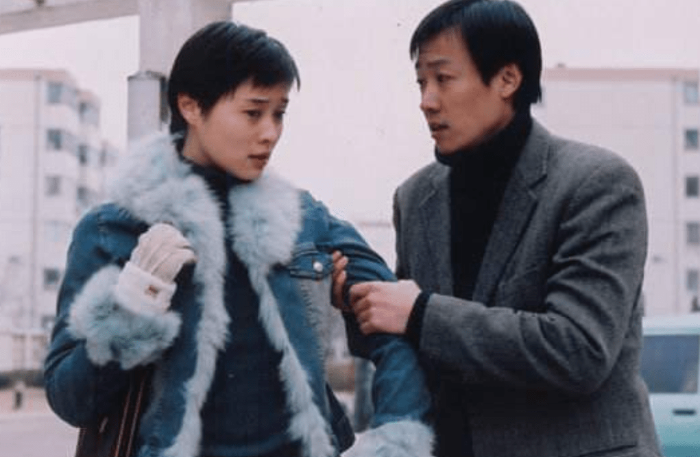 辛柏青主演的《中国式结婚》也是由他执导,该剧凭借真实的剧情与鲜明