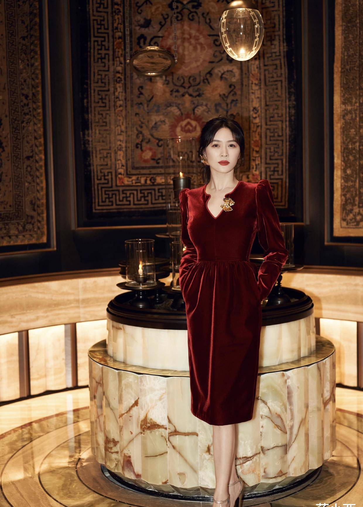 车晓离开渣男后又美回来了,穿小红裙配波波头美出圈,惊艳了秀场_大