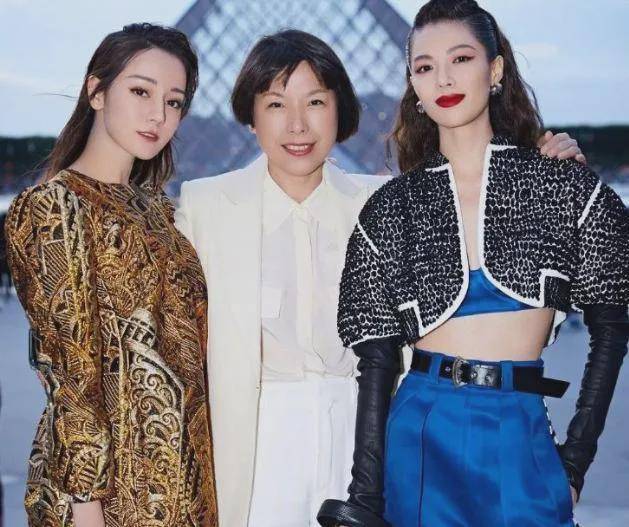 原创迪丽热巴单人照片美的令人移不开眼为何在合照却不起眼