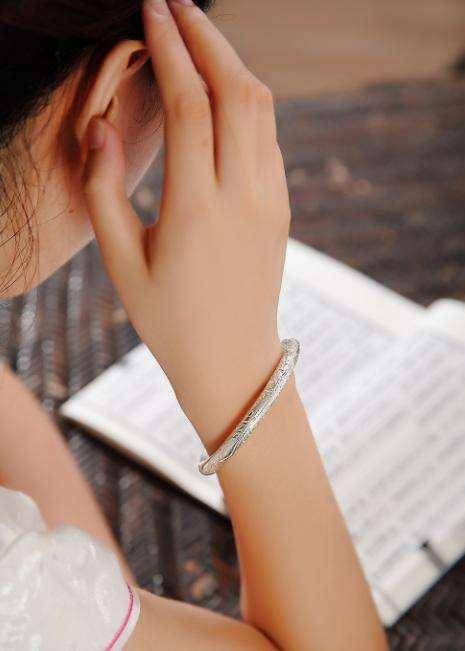 原创女子长期佩戴银手镯真的对身体好吗医生终于道出实情