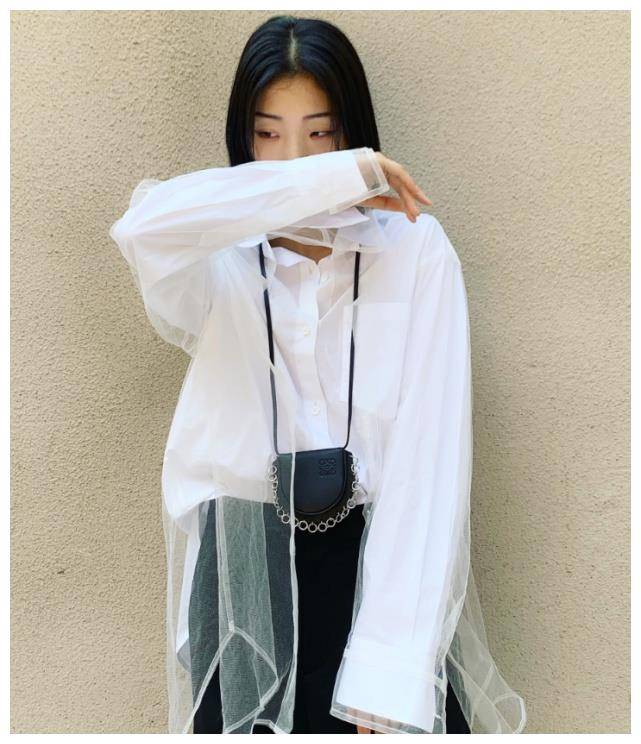 火箭少女101中年龄最大的她现在27岁,但yamy保养得很好,而且她的脸在