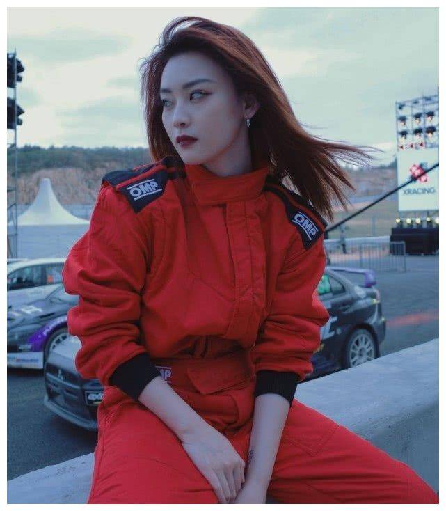 《唐探2》的女黑客,戏外穿赛车服太帅气,对不起刘昊然我变心了_尚语贤