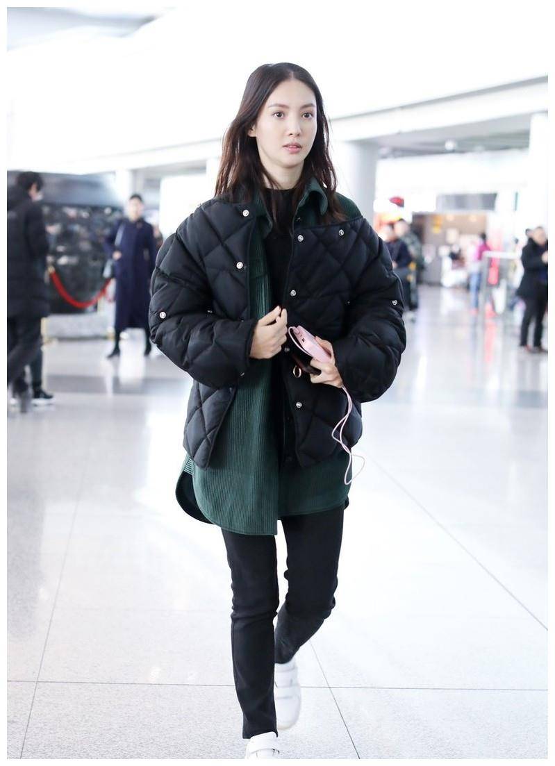 原创陶虹穿棉服走机场黑色系造型知性温柔棉服厚实宛如小巨人