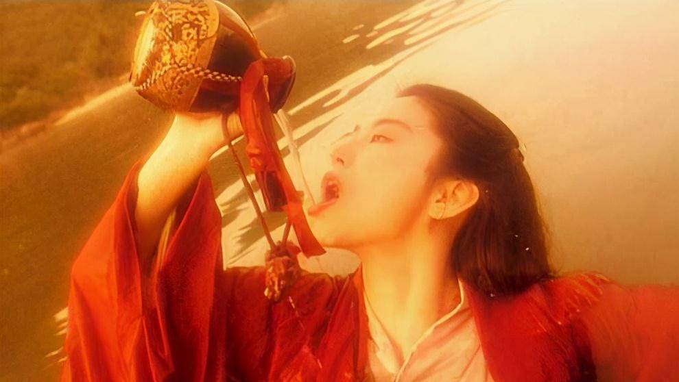 原创一直美到66岁的林青霞窗里窗外云去云来我犹在风雨中