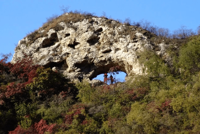 距张家界城区8公里，藏在一景区，海拔达1518.6米，属境内最高峰