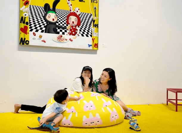 章子怡带儿女看艺术展,醒醒变小美女,儿子超可爱