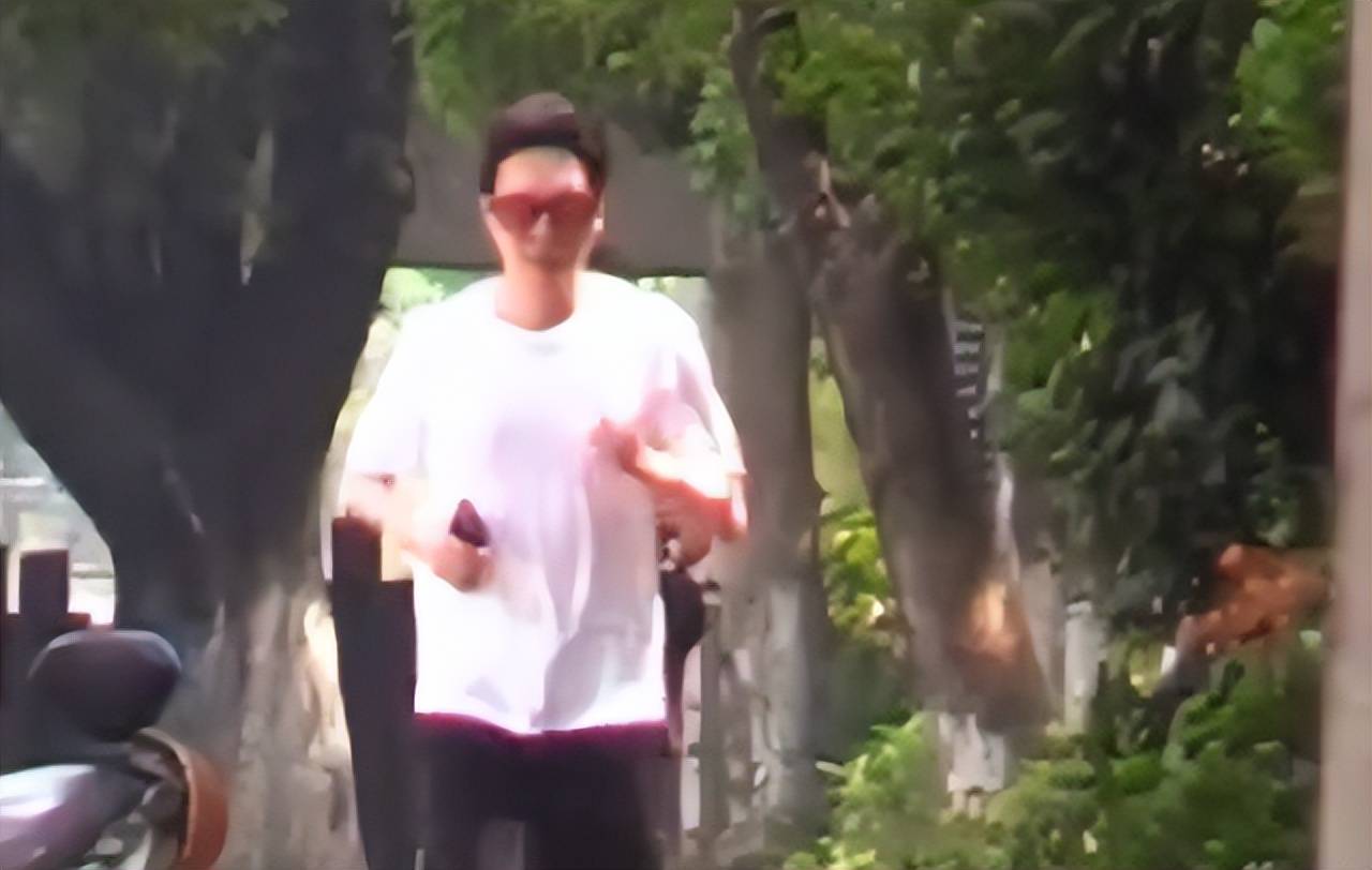 偶遇冯绍峰晨跑锻炼,不戴口罩无人识