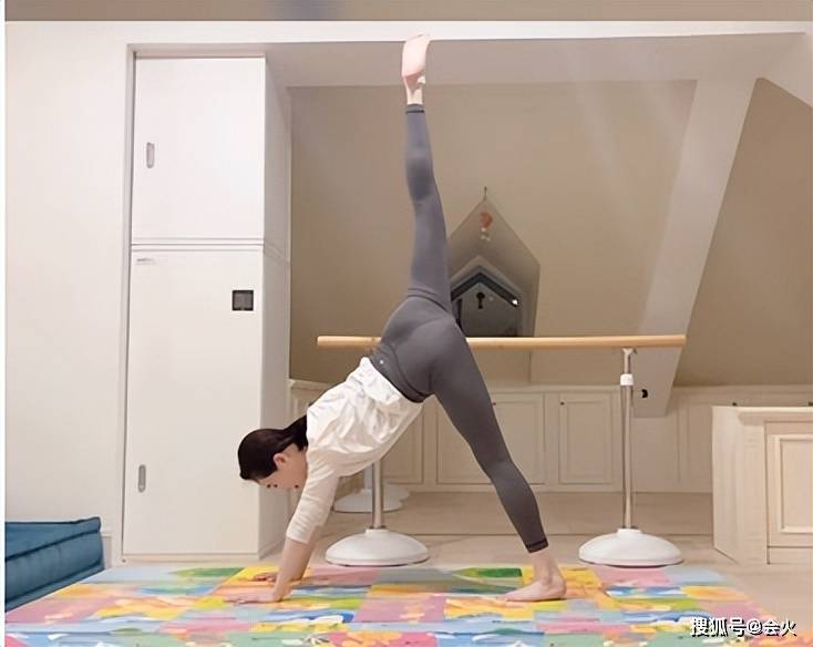 原创45岁左小青扭胯摆臀秀舞姿双手放腿前表情娇羞腰肢柔软又纤细