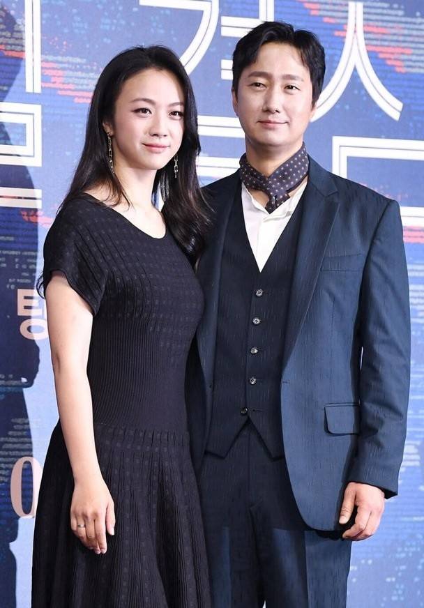 汤唯罕见公开谈论丈夫金泰勇,大赞对方英文说得好,再破婚变传言_韩文