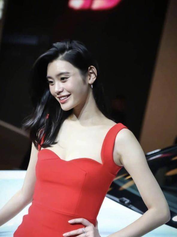 原创奚梦瑶也需要做车模穿红色吊带连衣裙高调亮相气质太可了