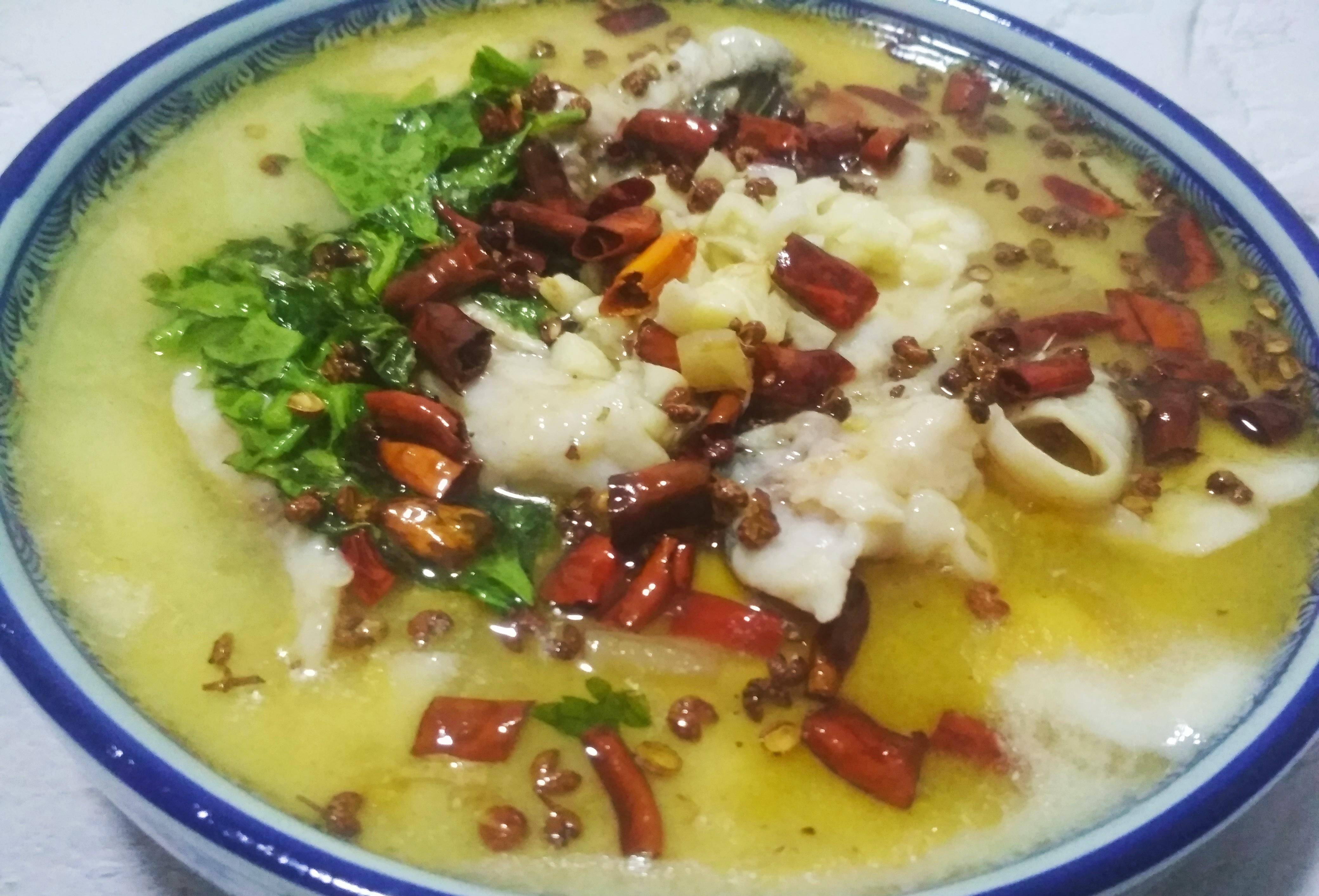 麻辣水煮鱼:鱼片爽滑q弹 汤汁浓郁下饭_鱼骨_鱼肉_老姜