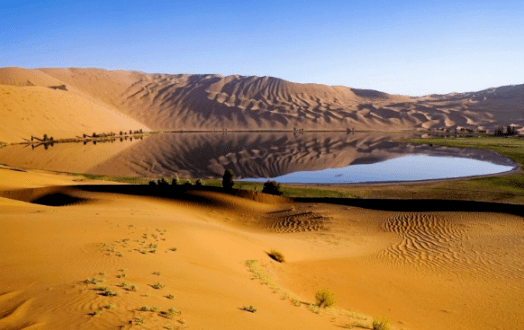 中国“最神奇”的沙漠，藏有百处湖泊和泉水，如今成为旅游胜地