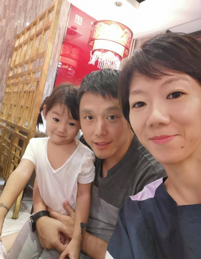 牛剑锋晒全家福,女儿乖巧可爱,38岁老公太沧桑,是国乒一队教练_刘志强