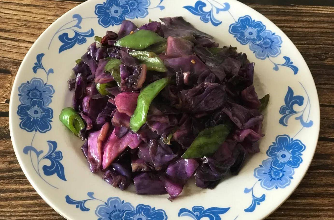 素炒紫甘蓝,做法简单步骤少,脆爽好吃颜色漂亮_尖椒_蚝油_圆白菜