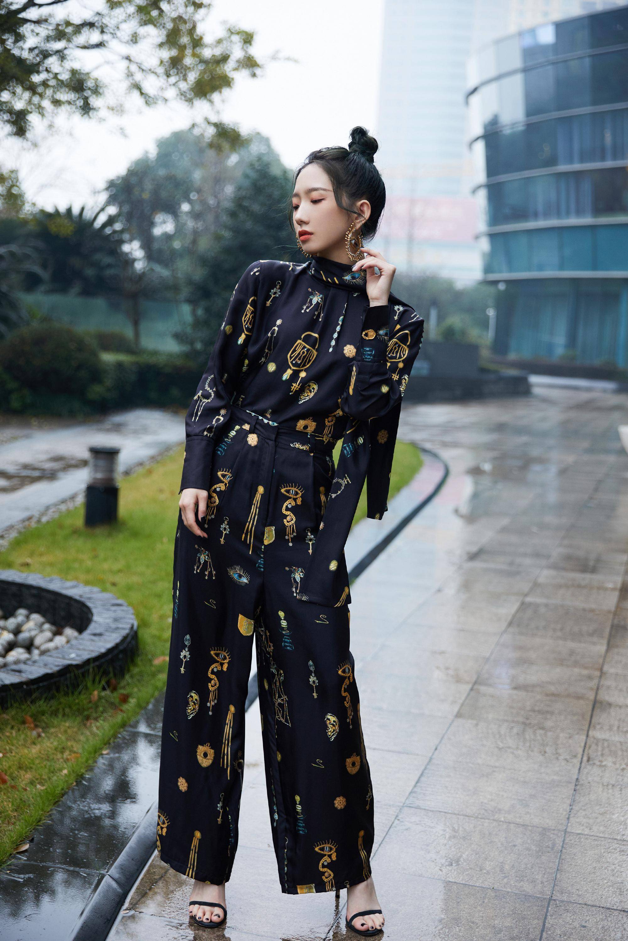 孟美岐风格"大转变",深v碎花长裙优雅清新,她这样穿真的很美_设计