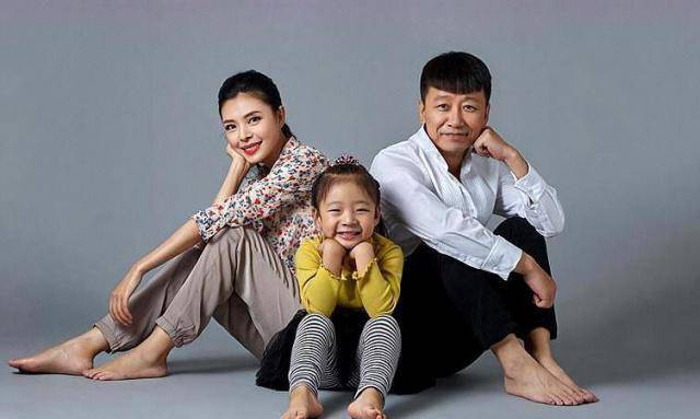 《小兵张嘎》的特派员刘燕,丈夫是胡明,如今是幸福的一家三口