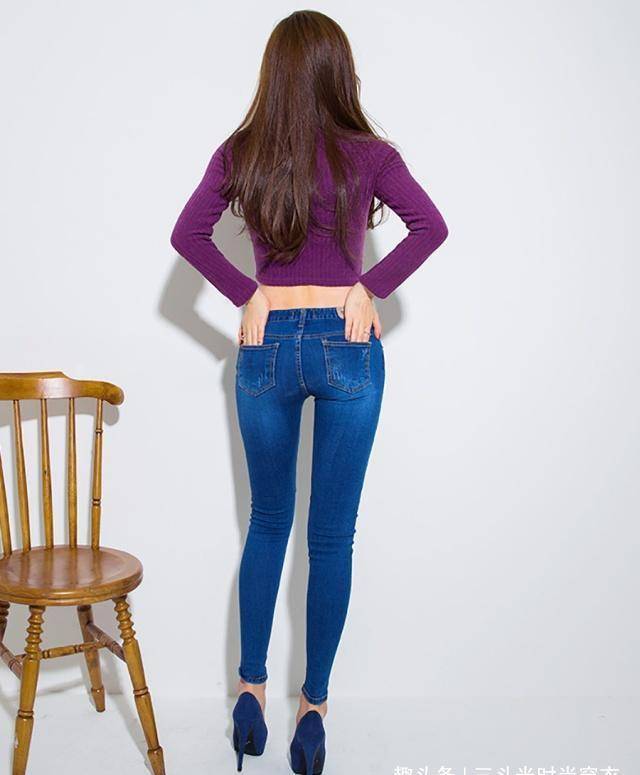 美女牛仔裤秀长腿,身材高挑吸睛,尽显女人魅力!_时尚_下身_紧身