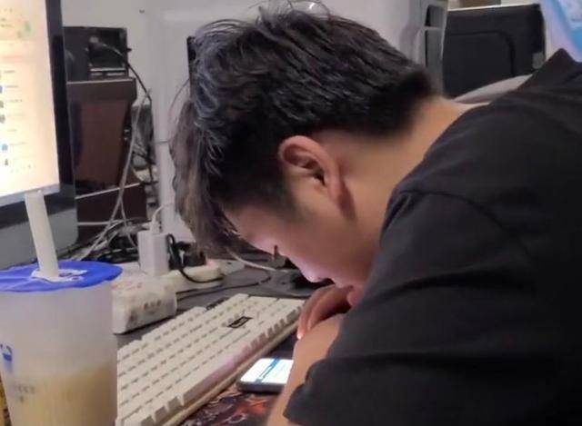 原创四川男生查分242分后激动高呼旁人一脸嫌弃还以为是考了642分