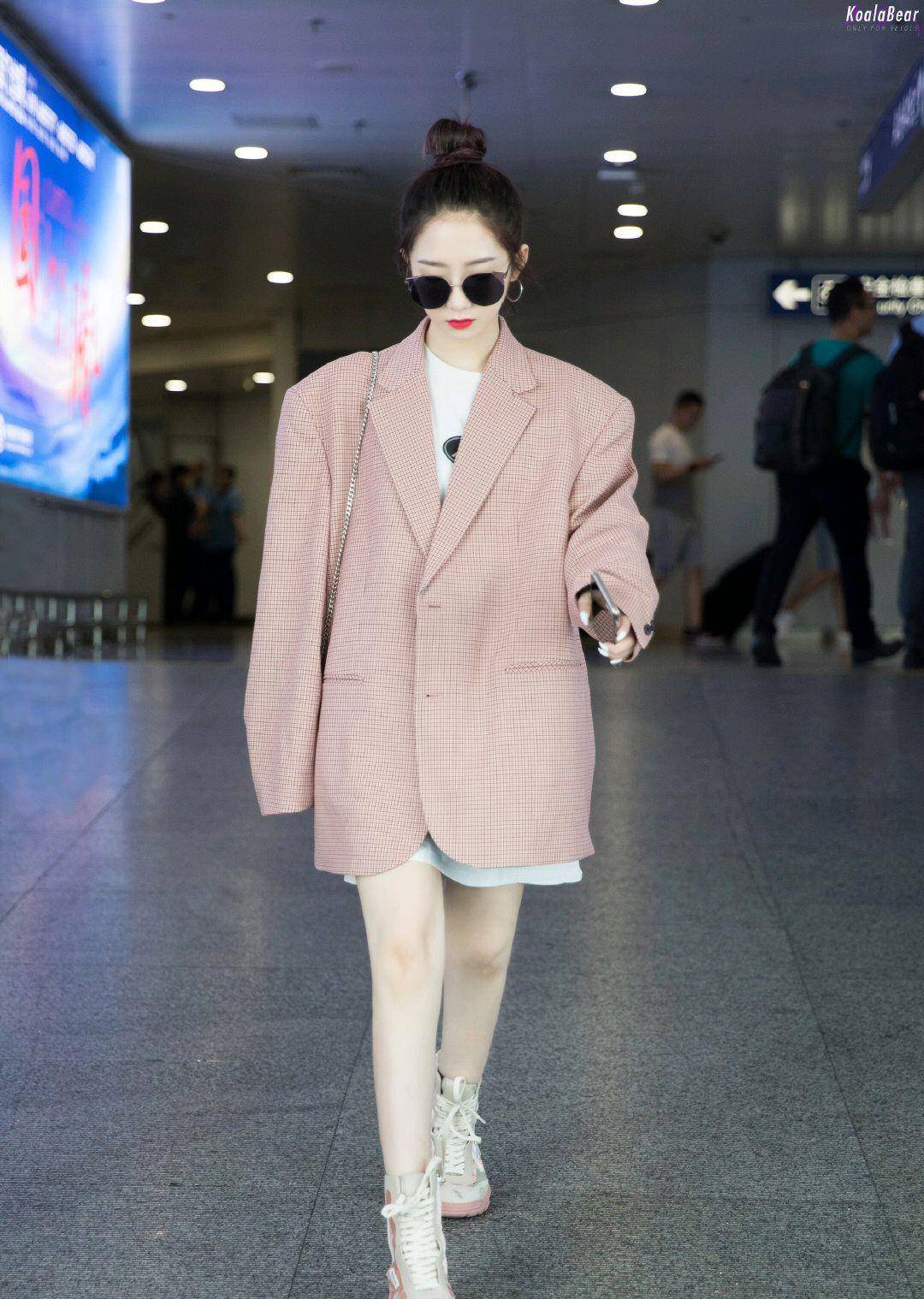 如果只看近图的话其实还好,但是全身图就可以发现孟美岐这身穿搭的