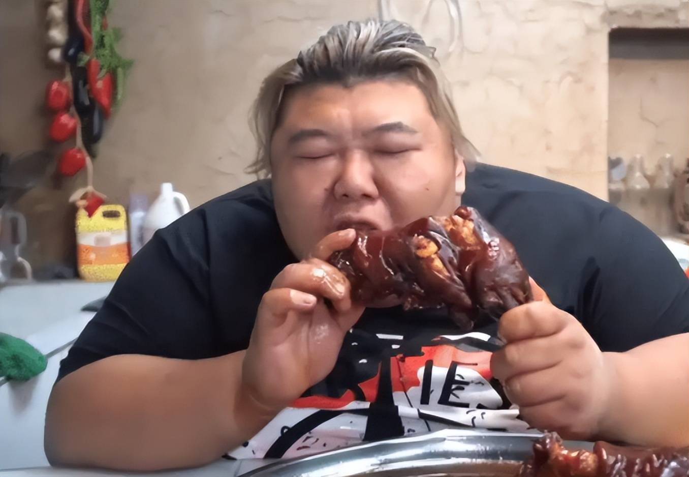 可即便知道美食主播是一件危险的事情,但还是有人前赴后继,毕竟有巨大