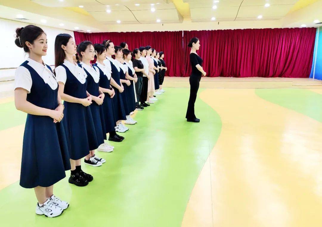 曦龙幼儿园举办教师优雅与礼仪提升培训