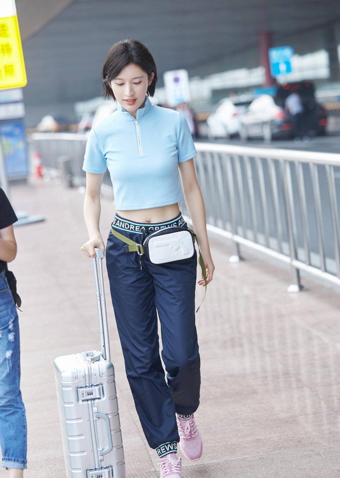 原创张俪晒私服照穿t恤配条纹半身裙笑容灿烂35岁美成18岁