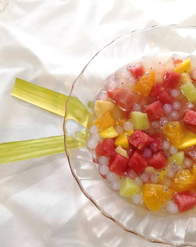 原创冰冰凉心飞扬夏日里的什锦水果西米露快来解解暑吧
