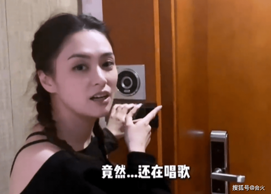 阿娇穿短上衣露细腰,身材瘦太多颜值回春