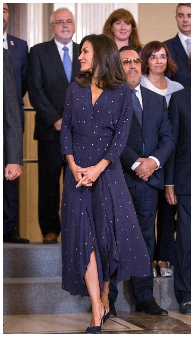 原创47岁西班牙王后身穿优雅红裙迎接男篮冠军归来时尚又高级