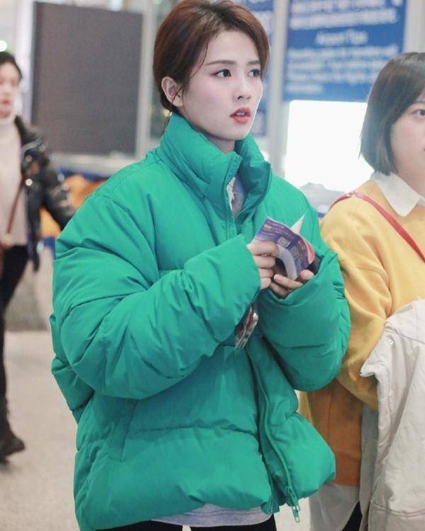 白鹿梳低马尾发型似港风女神,行走在机场似乖乖女_款式_白鹿小_羽绒服