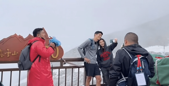 王子文携男友再录节目,在农场给吴永恩拍照变迷妹