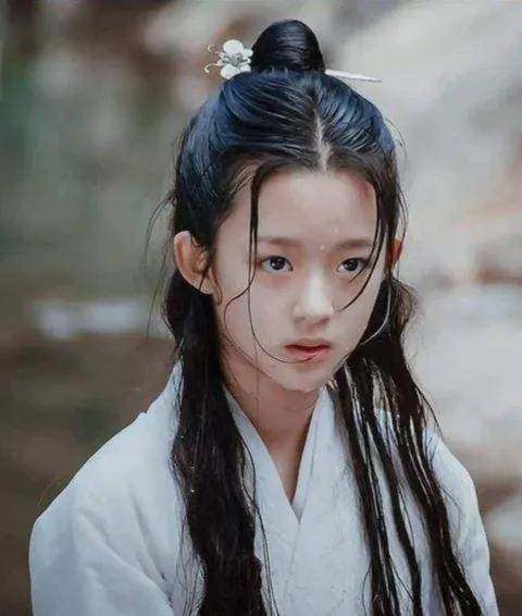 在热巴,赵露思主演的《长歌行》中,黄杨钿饰演图伽郡主,表现也算打眼.