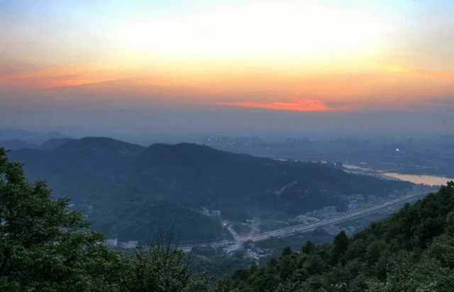 湖南有一个知名景区，年接待游客数千万，却因停车问题遭到吐槽