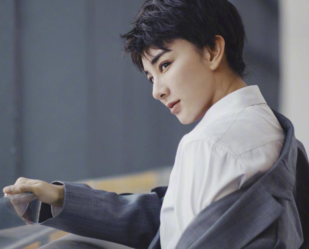 原创43岁黄奕晒男装照短发造型神似王俊凯这样的帅姐姐我爱了