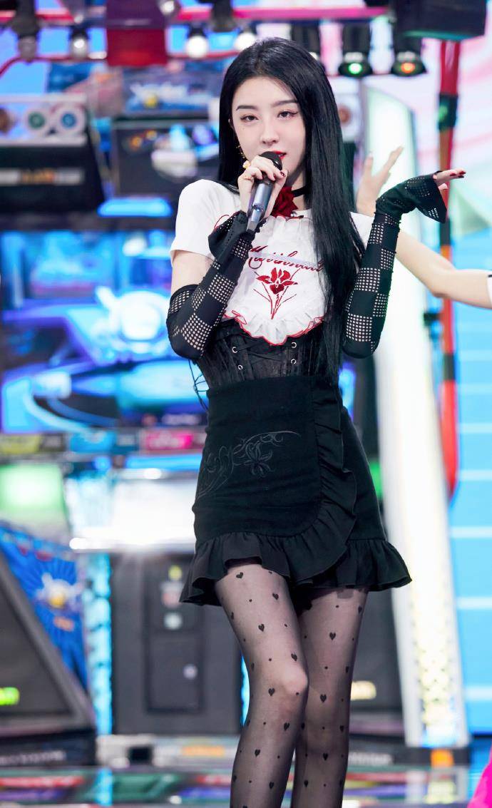 今晚8点半,穿越回千禧年,回顾那时候的音乐,檀健次又跳女团舞了,期待!