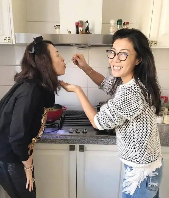 苏芒与章子怡揽腰亲密合影,醒醒姐弟俩陪妈妈看展_张戈_刘雨欣_娜美