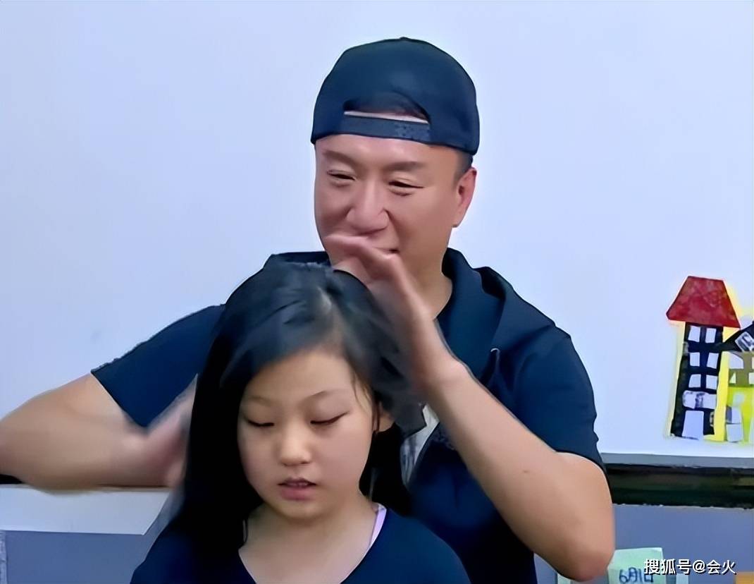 孙红雷抱5岁女儿逛街任女儿大力揉搓脸部与人挥手姿势太霸气