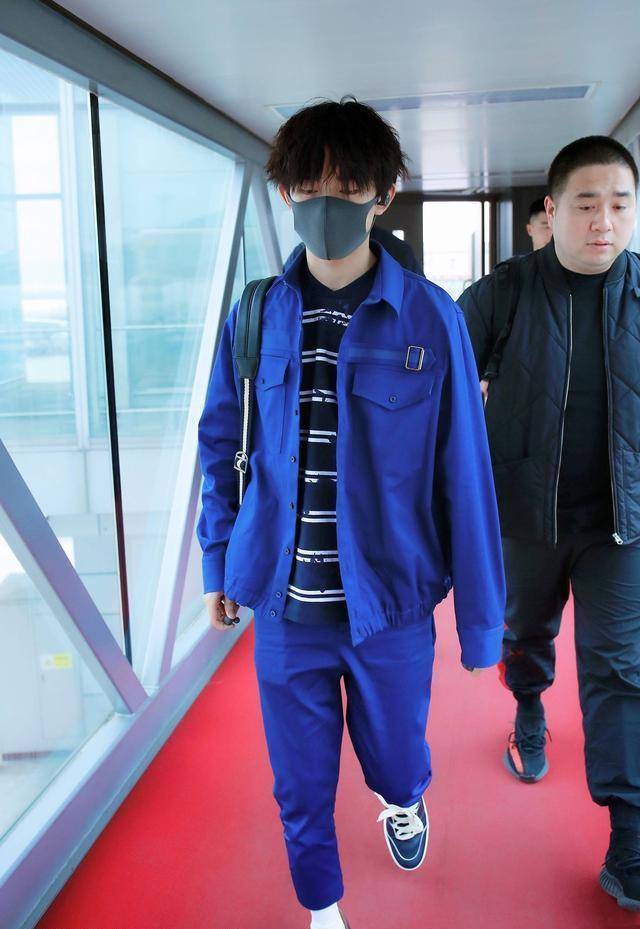 心机boy易烊千玺,竟然还有这个小癖好,你发现了吗?_袜子_上衣_时尚