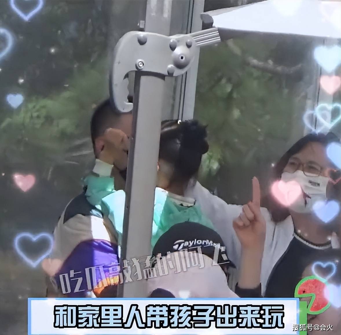 孙红雷抱5岁女儿逛街,任女儿大力揉搓脸部