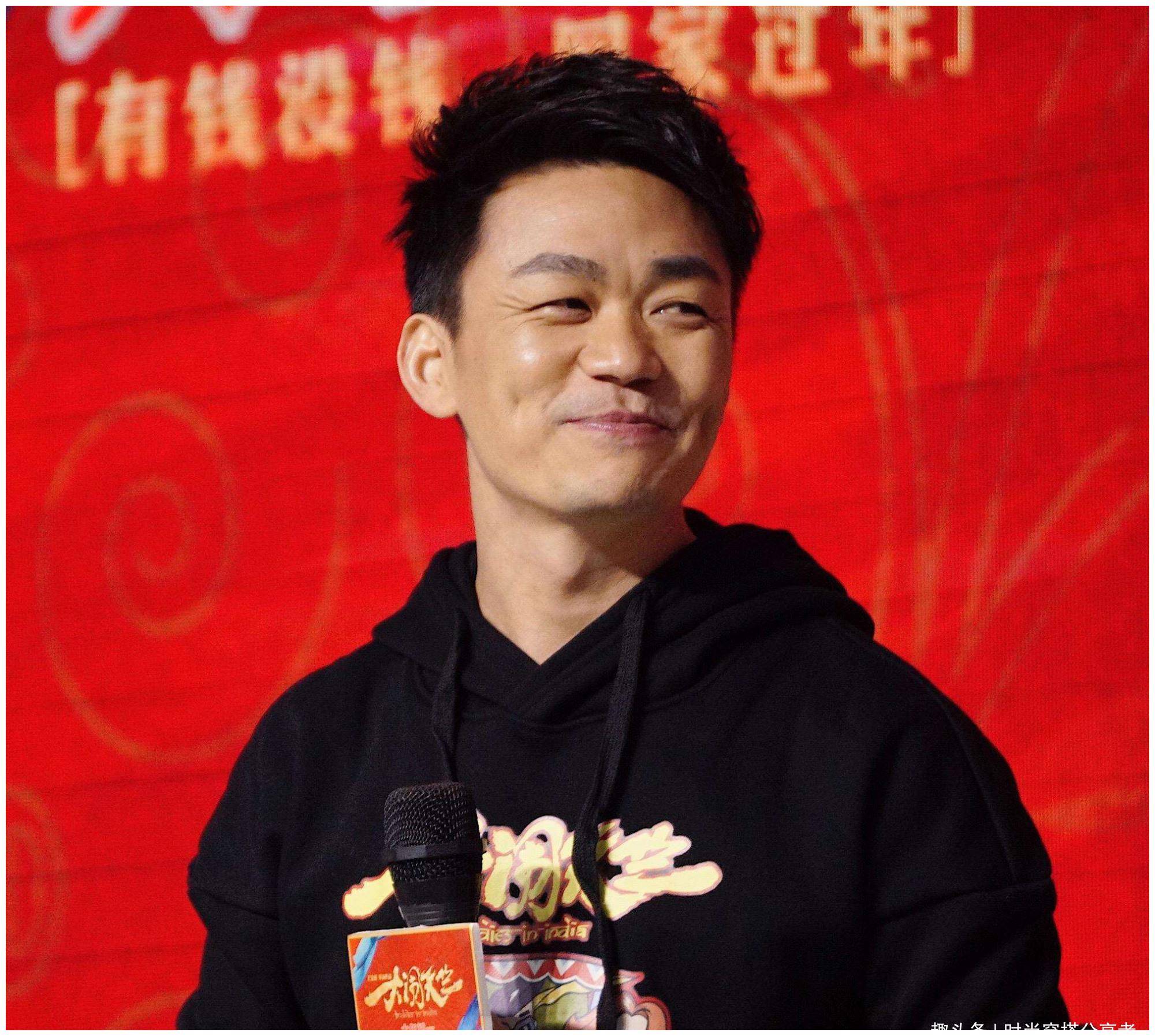 王宝强大叔变小伙,连帽衫玩叠穿又潮又帅,看到鸡窝头发量我酸了_外套