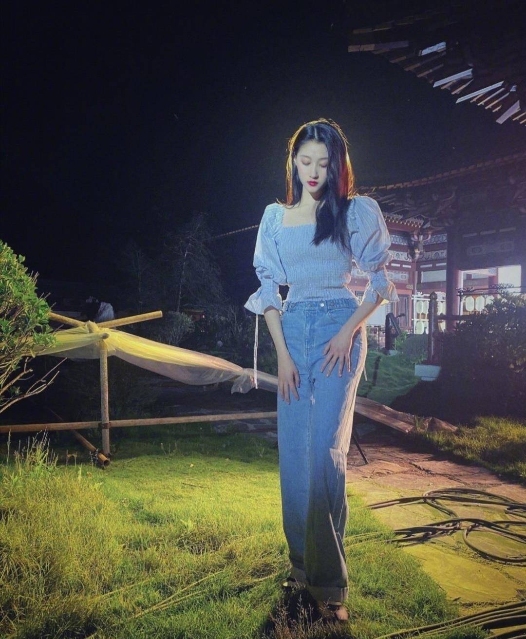原创关晓彤深夜晒美照宽松卫衣搭配紧身骑行裤大长腿太吸睛了
